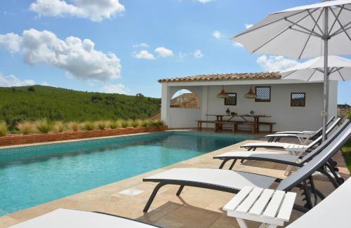 Viladellops Villa | Masia Las Moreras autenticidad renovada 100 porcien a 10 minutos de Sitges en coche 12 huespedes Piscina Aire Aconc 6 Suites Apertura 15 Julio 2025
