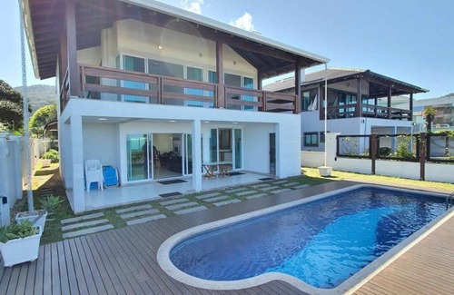 Balneario Camboriu House | Masonry House Facing the Sea with Very High Standard in Estaleirinho Beach!