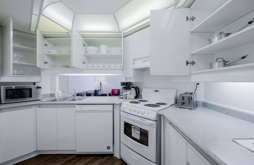 Downtown Toronto Apartment | MASSIVE 2Bed 2Bath Bay St. Condo w. 2 Balconies/Patios & FREE Parking SLEEPS 7