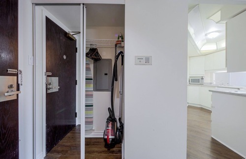 Downtown Toronto Apartment | MASSIVE 2Bed 2Bath Bay St. Condo w. 2 Balconies/Patios & FREE Parking SLEEPS 7