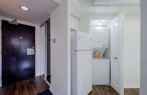 Downtown Toronto Apartment | MASSIVE 2Bed 2Bath Bay St. Condo w. 2 Balconies/Patios & FREE Parking SLEEPS 7