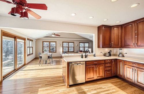Lake Zurich House | Massive 5BR, 4-level 3k+sqft House, PokerRoom,PoolTable, Darts, Bowling,Grill