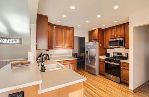 Lake Zurich House | Massive 5BR, 4-level 3k+sqft House, PokerRoom,PoolTable, Darts, Bowling,Grill