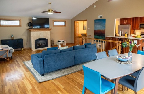 Lake Zurich House | Massive 5BR, 4-level 3k+sqft House, PokerRoom,PoolTable, Darts, Bowling,Grill