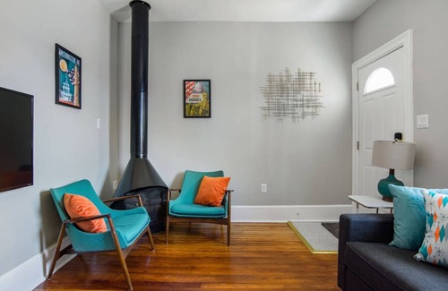 Truxton Circle House | Massive 6BR & 4BA Private Duplex Townhouse Central