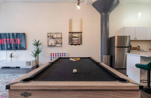 Near South Side Apartment | Massive 6BR Luxury Suite Sleeps 12 Guests with Jacuzzi & Pool Table Perfect Group Stay and Optional Parking Near McCormick Place & Soldier Field