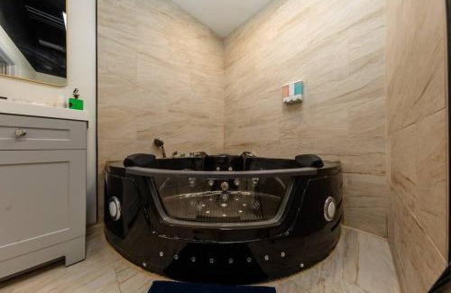 Near South Side Apartment | Massive 6BR Luxury Suite Sleeps 12 Guests with Jacuzzi & Pool Table Perfect Group Stay and Optional Parking Near McCormick Place & Soldier Field