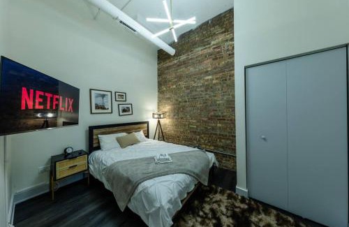 Near South Side Apartment | Massive 6BR Luxury Suite Sleeps 12 Guests with Jacuzzi & Pool Table Perfect Group Stay and Optional Parking Near McCormick Place & Soldier Field