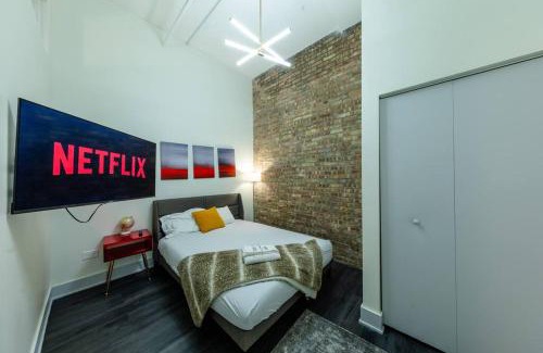 Near South Side Apartment | Massive 6BR Luxury Suite Sleeps 12 Guests with Jacuzzi & Pool Table Perfect Group Stay and Optional Parking Near McCormick Place & Soldier Field
