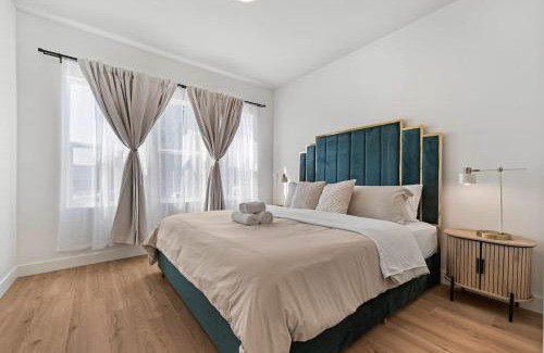 Hayward House | Massive 8BR Home in Hayward with AC Free Parking