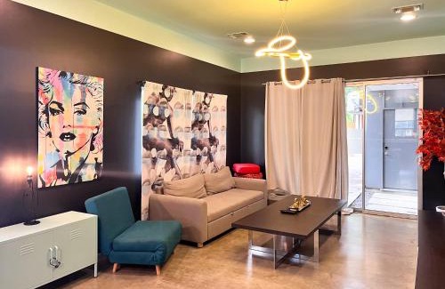 East Cesar Chavez House | Massive Compound 20 Beds - Rainey St - 6 min walk
