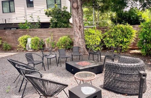 East Cesar Chavez House | Massive Compound 20 Beds - Rainey St - 6 min walk