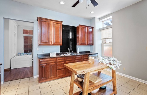 The Gate House | Massive Downtown Area Home. sleeps 14