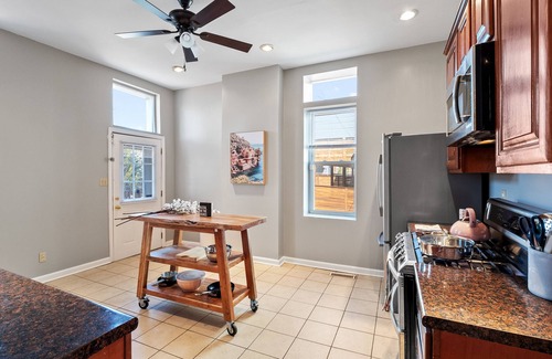 The Gate House | Massive Downtown Area Home. sleeps 14