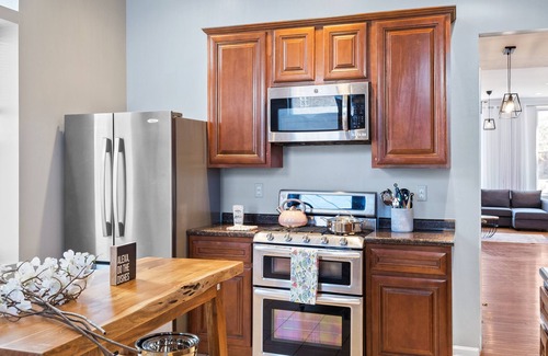 The Gate House | Massive Downtown Area Home. sleeps 14