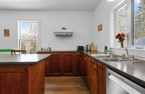 Stanstead House | Massive Group Chalet w/Spa, fireplace, 9 Bedrooms, Huge Spaces – Up to 35