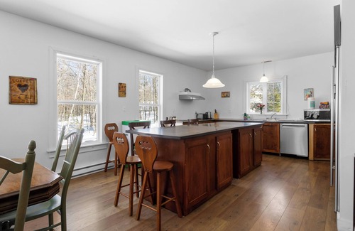 Stanstead House | Massive Group Chalet w/Spa, fireplace, 9 Bedrooms, Huge Spaces – Up to 35