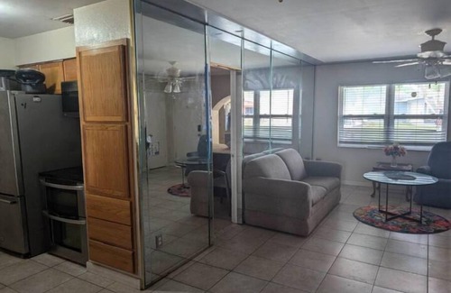 Pinellas Park House | Master Bed w/attached bath@ lake