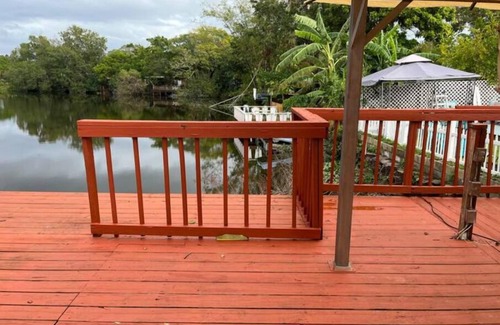 Pinellas Park House | Master Bed w/attached bath@ lake