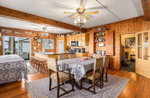 Covert Cabin | Master Lodge | Panoramic Lakeview Retreat for 20 | Spacious Dining Deck