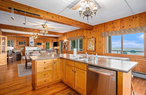 Covert Cabin | Master Lodge | Panoramic Lakeview Retreat for 20 | Spacious Dining Deck