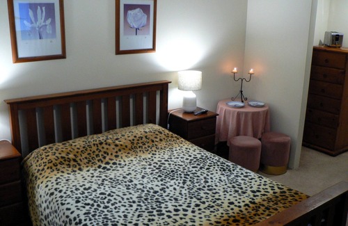 Stirling Cabin | Master retreat at Private Estate Near Perth CBD