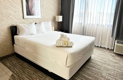 Cedar Rapids - Iowa City House | Master suite w/ Jacuzzi