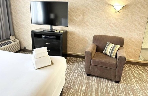 Cedar Rapids - Iowa City House | Master suite w/ Jacuzzi