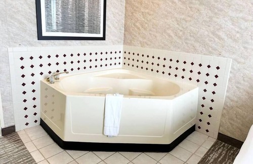 Cedar Rapids - Iowa City House | Master suite w/ Jacuzzi