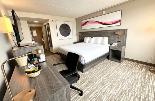 Cedar Rapids - Iowa City House | Master suite w/ private bathroom