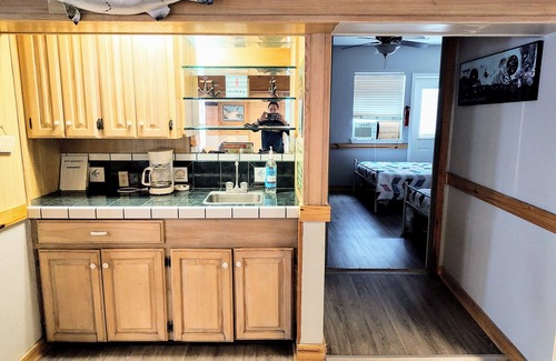 Elmaton House | MATAGORDA RIVERSIDE LODGE. Perfect for large groups, minutes from the beach!