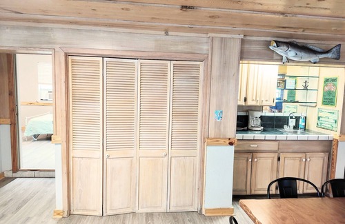 Elmaton House | MATAGORDA RIVERSIDE LODGE. Perfect for large groups, minutes from the beach!