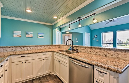 Matagorda House | Matagorda Townhome w/Deck, Views, Pool Access