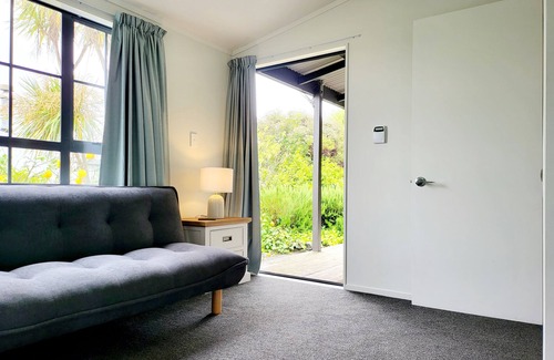 Matakana House | Matakana Village Central - Modern Holiday Home