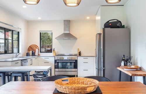 Matakana House | Matakana Village Central - Modern Holiday Home