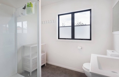 Matakana House | Matakana Village Central - Modern Holiday Home