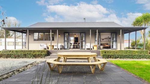 Matakana House | Matakana Village Central - Modern Holiday Home