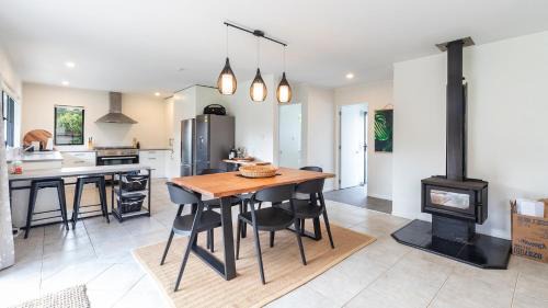 Matakana House | Matakana Village Central - Modern Holiday Home