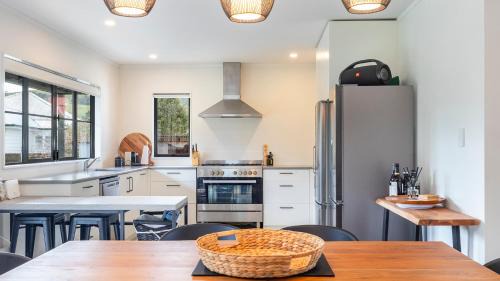 Matakana House | Matakana Village Central - Modern Holiday Home