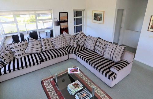 Matapouri Cottage | MATAPOURI DUNES - MATAPOURI HOLIDAY HOME, with a garden in Matapouri