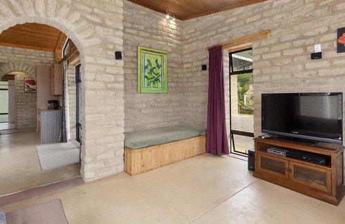 Matapouri Cottage | MATAPOURI EARTH CASTLE - MATAPOURI HOLIDAY HOME in Matapouri