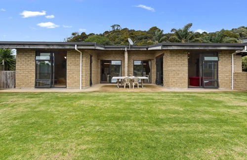 Matapouri Cottage | MATAPOURI EARTH CASTLE - MATAPOURI HOLIDAY HOME in Matapouri