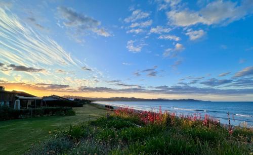 Matarangi House | Matarangi Beachfront - Matarangi Holiday Home