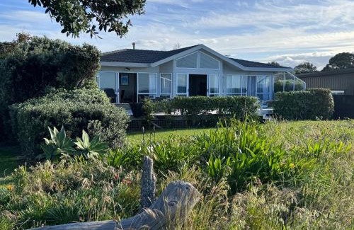 Matarangi House | Matarangi Beachfront - Matarangi Holiday Home