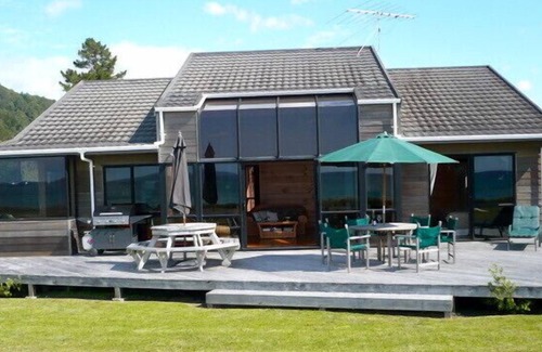 Matarangi Cottage | Matarangi Ocean Views - Matarangi Holiday Home