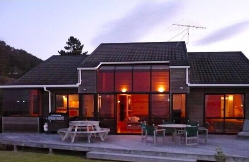 Matarangi Cottage | Matarangi Ocean Views - Matarangi Holiday Home