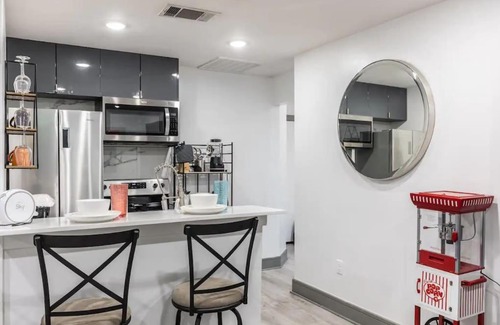 Old East Dallas Apartment | Matinee Madness Studio In Lower Greenville