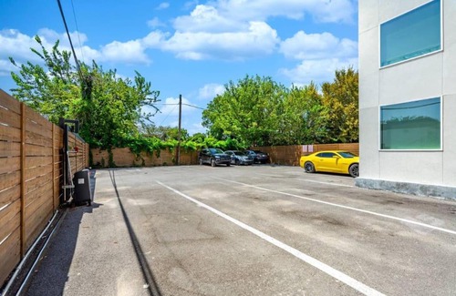 Old East Dallas Apartment | Matinee Madness Studio In Lower Greenville
