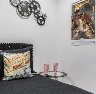 Old East Dallas Apartment | Matinee Madness Studio In Lower Greenville