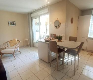 Mauguio Apartment | Mauguio-Carnon P2 60 m2, tout confort, spacieux, climatisé, wifi, balcon, parking privé couvert, 15 min de la mer, de Montpellier